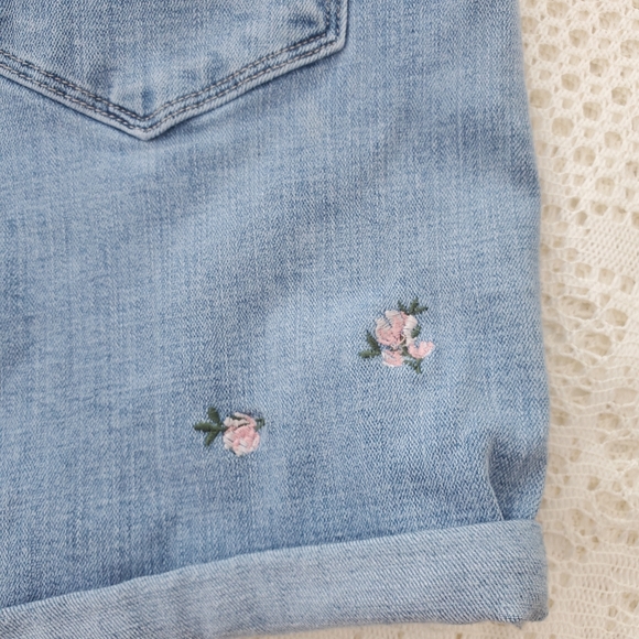 Levi's Classic Embroidered Shorts Women's Size 28 EUC - Picture 6 of 7